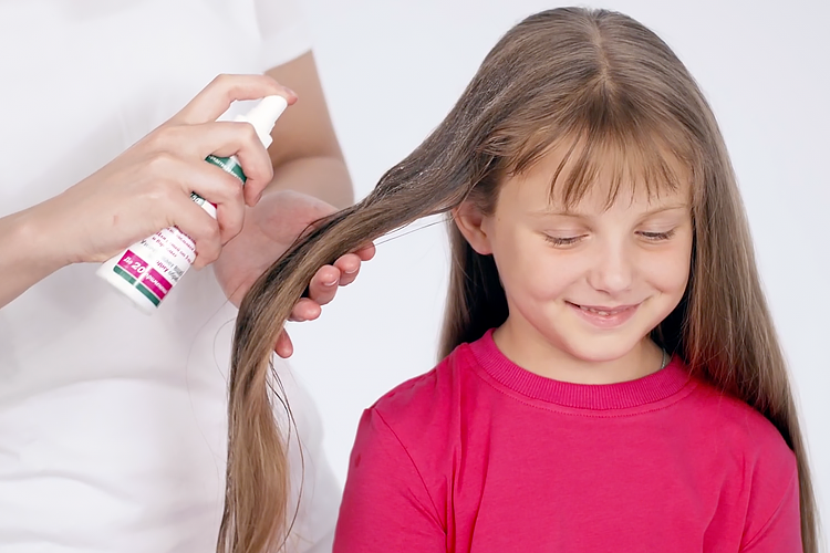 Девочке обрабатывают волосы от вшей
